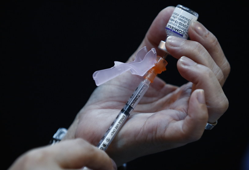 Odkrycie naukowców może pomóc w stworzeniu skuteczniejszej szczepionki, bądź leku przeciwko koronawirusowi /ROLEX DELA PENA    /PAP/EPA