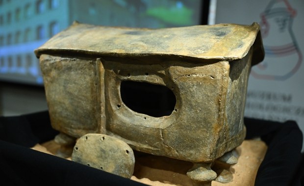 Odkrycie z przeszłości: Nietypowa urna domkowa 