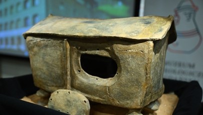 Odkrycie z przeszłości: Nietypowa urna domkowa 