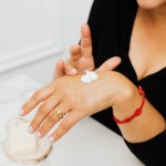 Odkryj apteczny hit! Maść z witaminą A działa jak luksusowy krem i redukuje zmarszczki