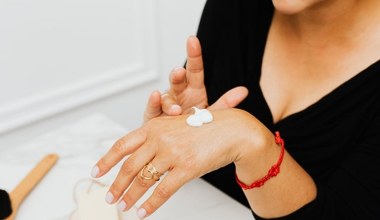 Odkryj apteczny hit! Maść z witaminą A działa jak luksusowy krem i redukuje zmarszczki