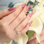 Odkryj chrome nails. Metaliczny manicure, który przyciąga spojrzenia na wiosnę