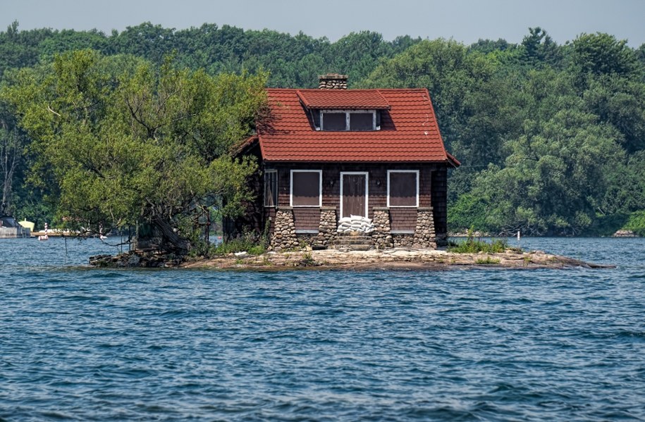 Odkryj Just Enough Room Island – najmniejszą zamieszkaną wyspę świata /Shutterstock