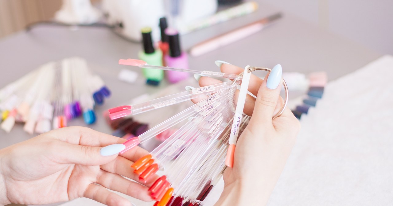 Odkryj kolory manicure, które naprawdę odmładzają dłonie latem! To działa, sprawdź /123RF/PICSEL
