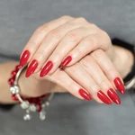 Odkryj, które kolory paznokci najlepiej omijać po 50. Zmienisz manicure i odmłodzisz się o 10 lat