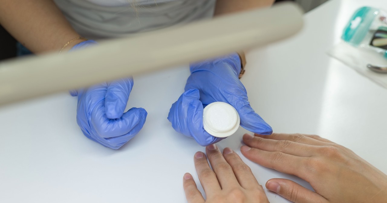 Odkryj manicure tytanowy – mniej szkodzi, dłużej się trzyma. Poznaj sekrety tej techniki /123RF/PICSEL