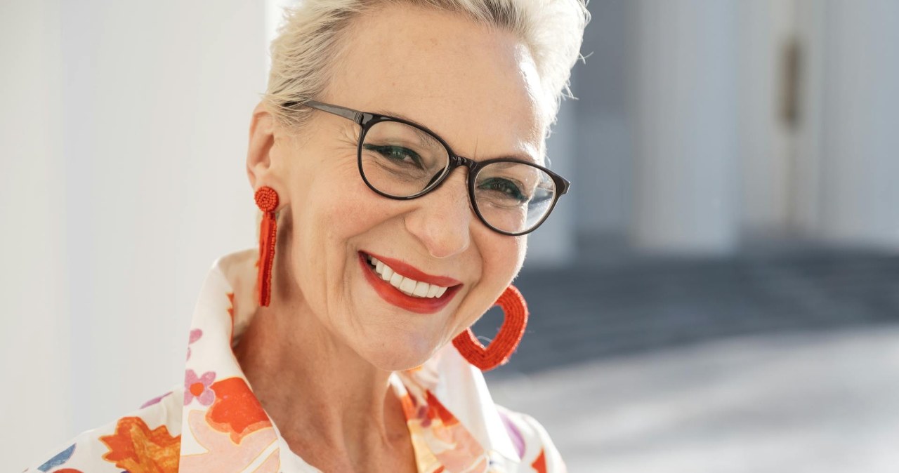 Odkryj metody na spektakularne odmłodzenie włosów po 50. roku życia /SHVETS production /Pexels.com