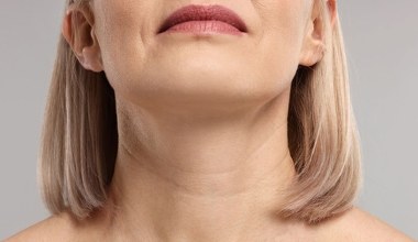 Odkryj sekret młodej szyi. Naszyjnik Wenus atakuje już nawet po 30-tce