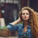 Odkryj sekret naturalnych fal i loków. Plopping i nowoczesna pielęgnacja włosów kręconych