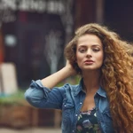 Odkryj sekret naturalnych fal i loków. Plopping i nowoczesna pielęgnacja włosów kręconych