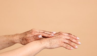 Odkryj sekretny sposób na ratunek dla dłoni zimą. Ten apteczny produkt Cię zaskoczy