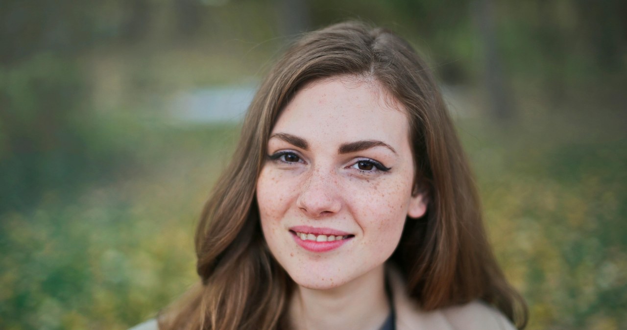 Odkryj sekrety henny pudrowej do brwi. Zdziwisz się, jak działa na włoski /Andrea Piacquadio /pexels.com