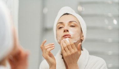 Odkryj skuteczne sposoby na nawilżenie skóry twarzy podczas sezonu grzewczego