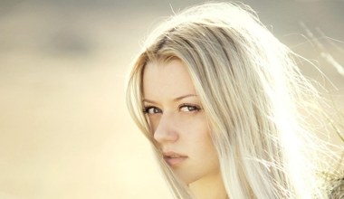 Odkryj skuteczny sposób na chłodny blond. Jak dobrze używać tonerów do włosów?
