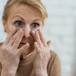 Odkryj skuteczny sposób na cienie i opuchliznę pod oczami z pomocą herbaty