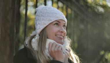 Odkryj sposób na niesforne włosy pod czapką. Domowa maska, która zdziała cuda