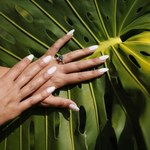 Odkryj świeżość letniego manicure i podkreśl opalone dłonie modną bielą