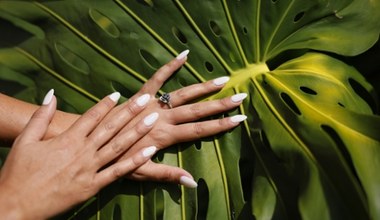 Odkryj świeżość letniego manicure i podkreśl opalone dłonie modną bielą