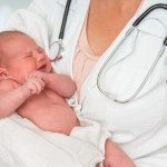 Odkryli, że cukier łagodzi ból u niemowląt. Wtedy nie boją się igły