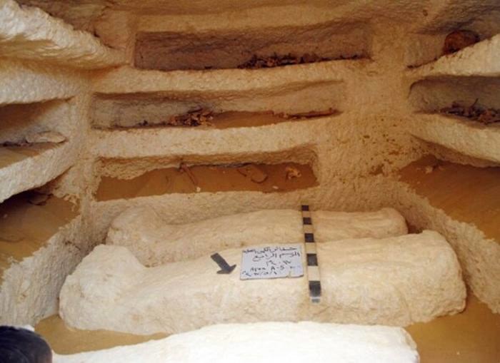 Odkryte grobowce. Zdjęcie opublikowane przez egipskie ministerstwo /materiały prasowe