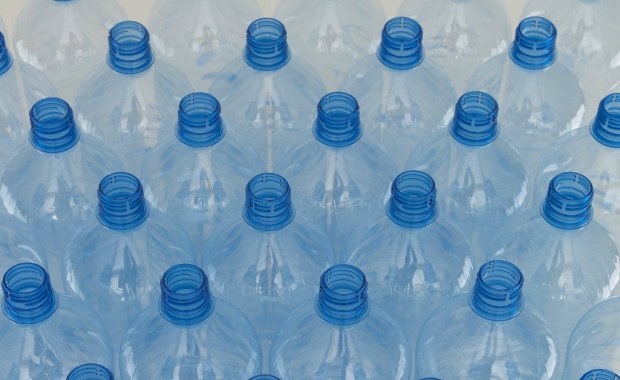 Odkryto enzym, który rozłoży plastikowe butelki