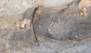Odkryto szczątki mężczyzny. W jego podudziach dziecko i kamienie
