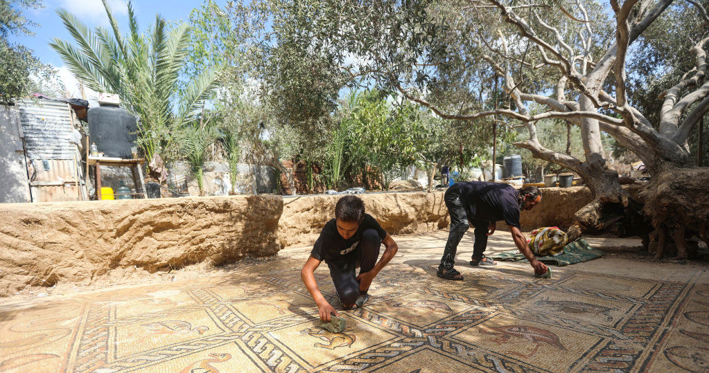 Odkrywca wraz z synem wyczyścili cenną mozaikę. Będzie ona także jak najszybciej zabezpieczona /Ahmed Zakot/SOPA Images/LightRocket via Getty Images /Getty Images