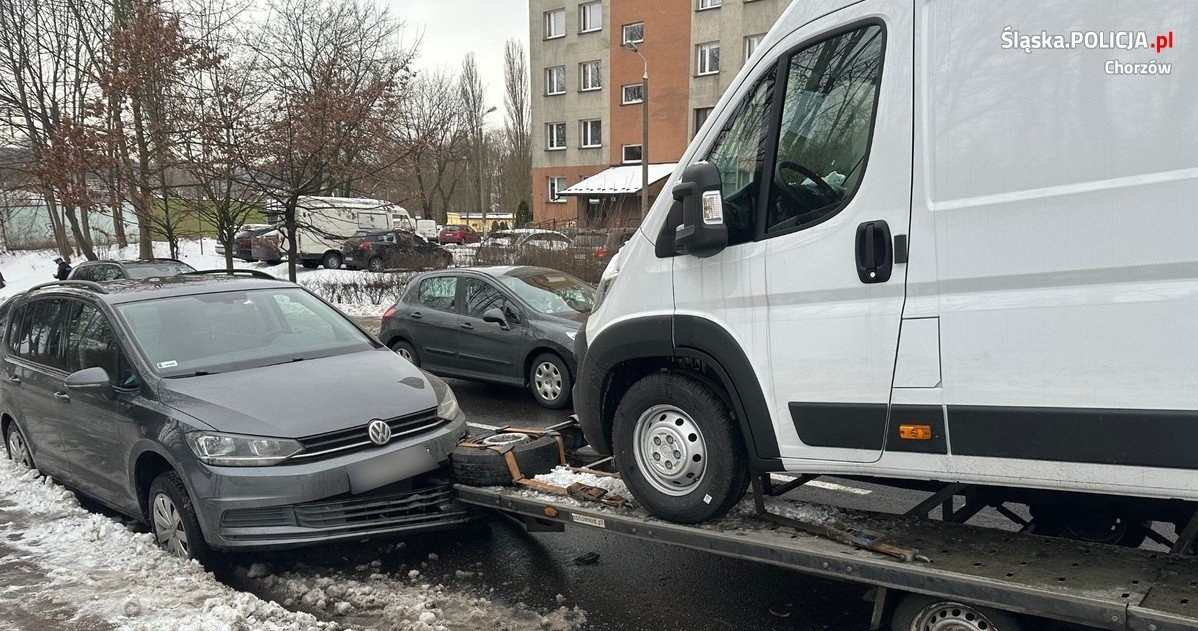 Odłączona przyczepa uderzyła w zaparkowane auto /Policja