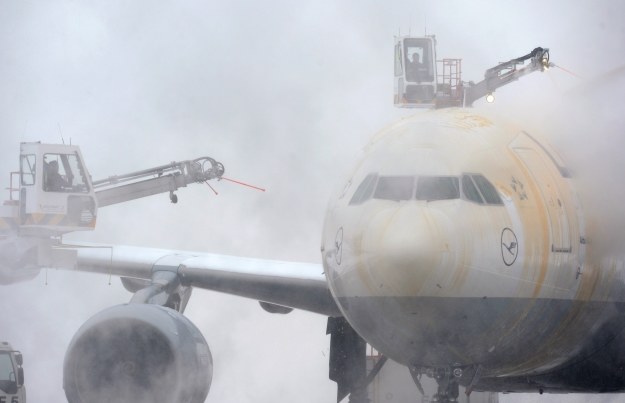 Odladzanie samolotu /AFP
