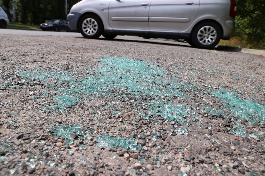 Odłamki szkła ze stłuczonych przez wandali szyb /Marian Zubrzycki /PAP