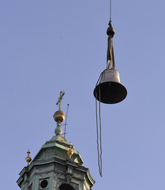 Odlany z brązu dzwon waży pół tony i ma 93 cm średnicy /Jacek Bednarczyk /PAP