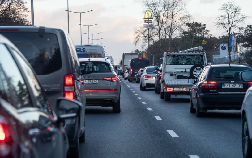 Odległości i szerokości, które powinien znać każdy kierowca jasno wskazują przepisy drogowe w Polsce /NewsLubuski /East News