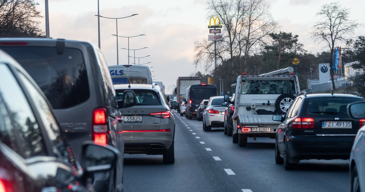 Odległości i szerokości, które powinien znać każdy kierowca jasno wskazują przepisy drogowe w Polsce /NewsLubuski /East News