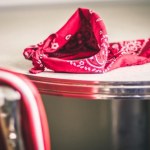 Odmień zwykły kucyk trzema szybkimi wiązaniami chustki. Modny i młody wygląd