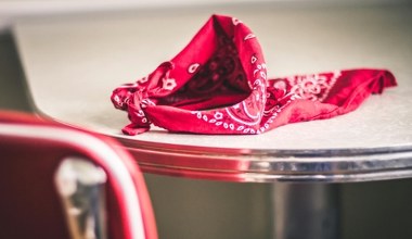 Odmień zwykły kucyk trzema szybkimi wiązaniami chustki. Modny i młody wygląd