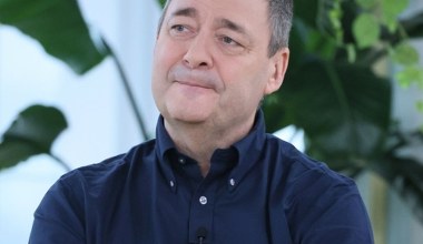 Odmieniony Jacek Rozenek pokazał się z młodszą ukochaną. Aż trudno go poznać