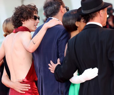 Odmiennego zdania był Owen Gleiberman (Variety), który opisał "Bones and All" jako "zmodyfikowany film o wampirach, romans, pokaz mody Chalameta, ale przede wszystkim nudną gawędę". "Maren i Lee dryfują od stanu do stanu (...), ale niestety nie ma tu żadnej fabuły. Czy twórca 'Tamtych dni, tamtych nocy' naprawdę sądził, że jest?" - napisał.