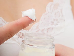 Odmierz na dwa palce i nałóż na twarz. Tak unikniesz przykrych dolegliwości 