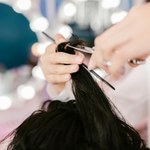 Odmładzające fryzury po 50. Te cięcia i kolory odejmują lat i rozświetlają twarz