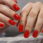 Odmładzające kolory paznokci na jesień. Idealne dla kobiet 50+