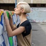Odmładzające krótkie fryzury dla kobiet. Jakie cięcia będą modne w 2025 roku?