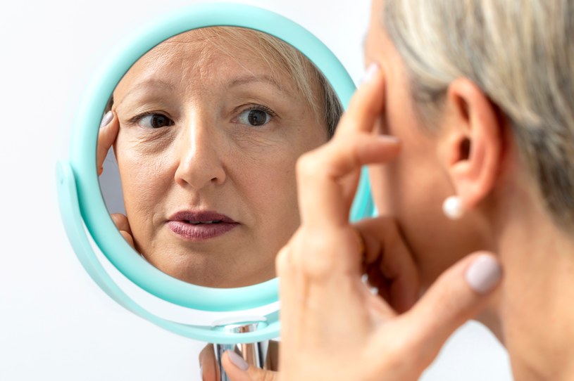 Odmładzający makijaż potrafi zupełnie zmienić wygląd naszej twarzy, dodać jej świeżości oraz blasku. Jakich kosmetyków użyć i jak go wykonać? /123RF/PICSEL