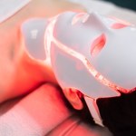 Odmładzanie czerwonym światłem w domu. Jak działają maski LED i czy poprawiają kondycję skóry?