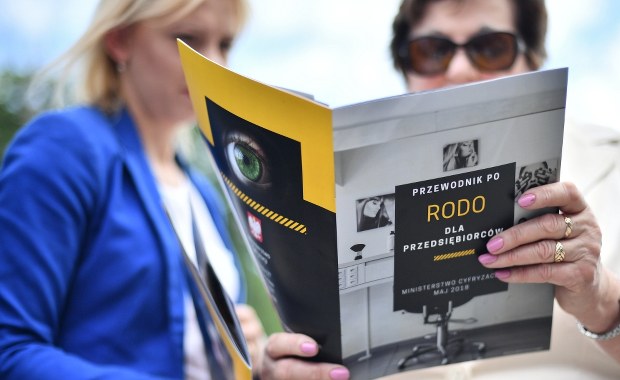 Odmowa podania danych po kolizji i zamknięty cmentarz, czyli RODO w oparach absurdu