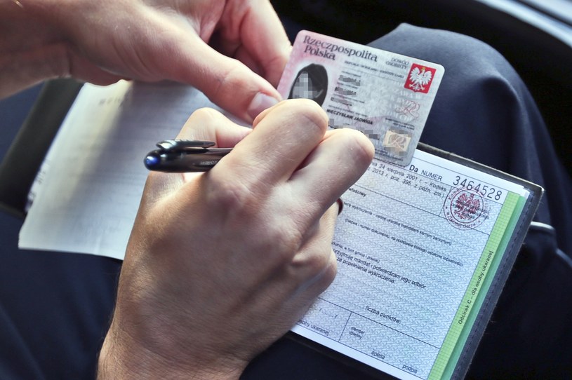 Odmowa przyjęcia mandatu nie może skutkować zatrzymaniem prawa jazdy /Piotr Jędzura /Reporter