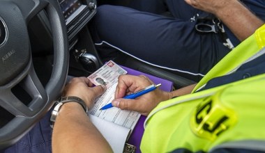 Odmówił mandatu za radą AI. Sąd wymierzył kierowcy ośmiokrotnie wyższą karę