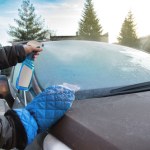 mróz Odmrażacz do szyb czy skrobaczka. Co lepiej radzi sobie na mrozie?