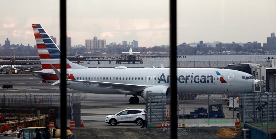 Odnalezione w poniedziałek czarne skrzynki samolotu będą badane we Francji /Peter Foley /PAP/EPA