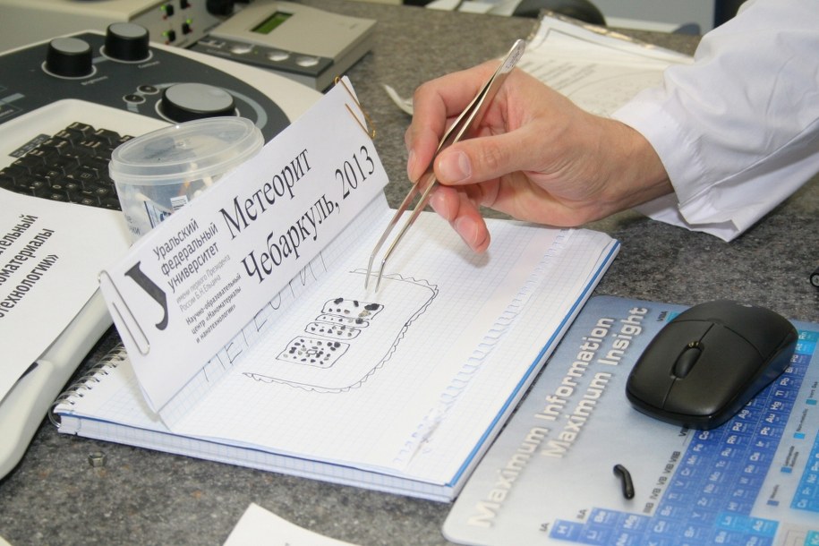 Odnalezione w Rosji fragmenty meteorytu /ALEXANDER KHLOPOTOV /PAP/EPA