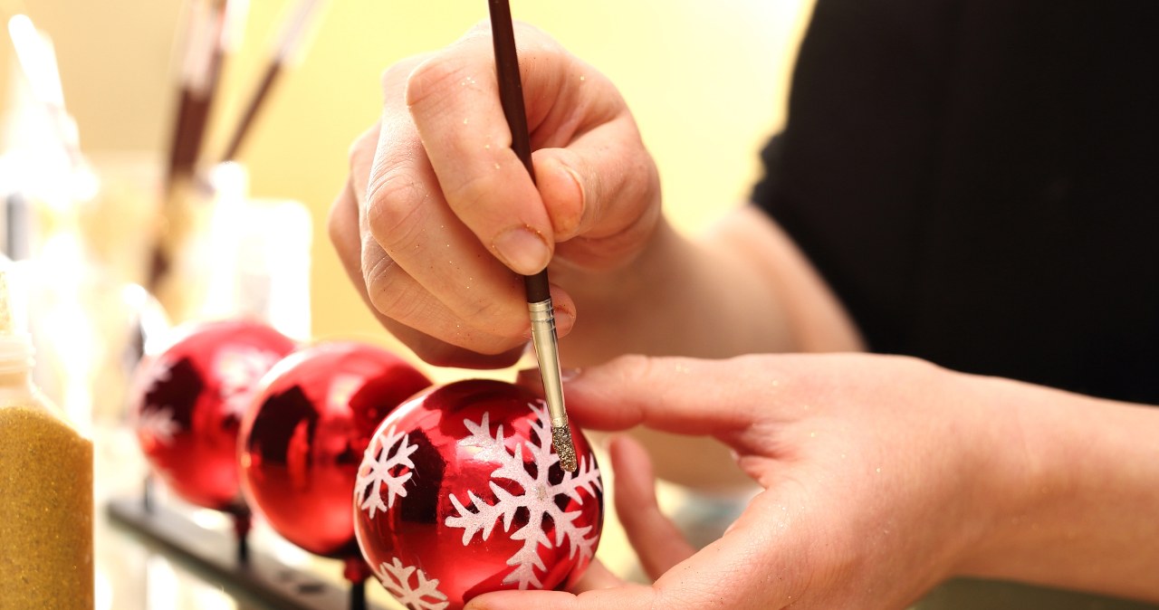Odnawianie bombek choinkowych może być prawdziwą przyjemnością. W ten sposób możemy je odświeżyć lub poddać całkowitej metamorfozie. /Pixel
